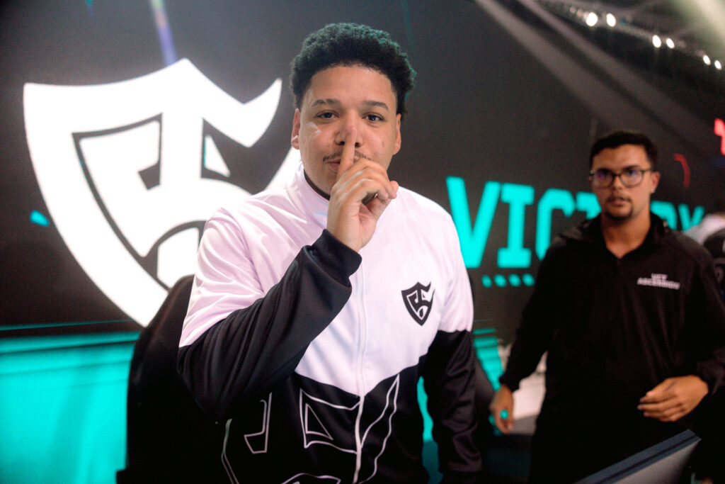 Douglas "dgzin" Silva, fazendo sinal de silêncio