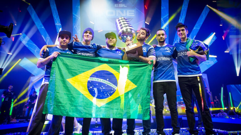 SK Gaming levantando o troféu do Major 2016 de CS:GO