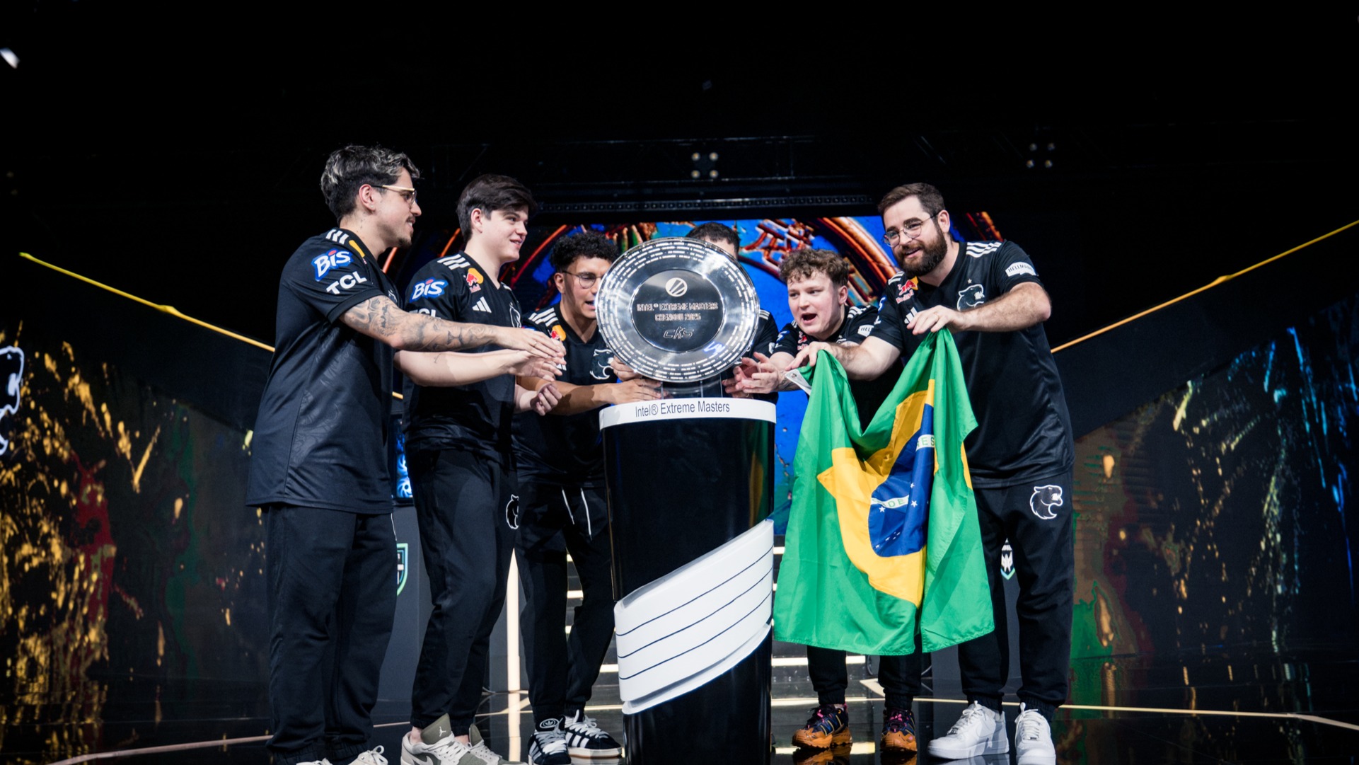 FURIA levantando o troféu IEM Chengdu 2025