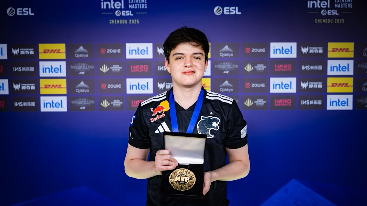 Molodoy levantando o troféu de MVP da IEM Chengdu 2025